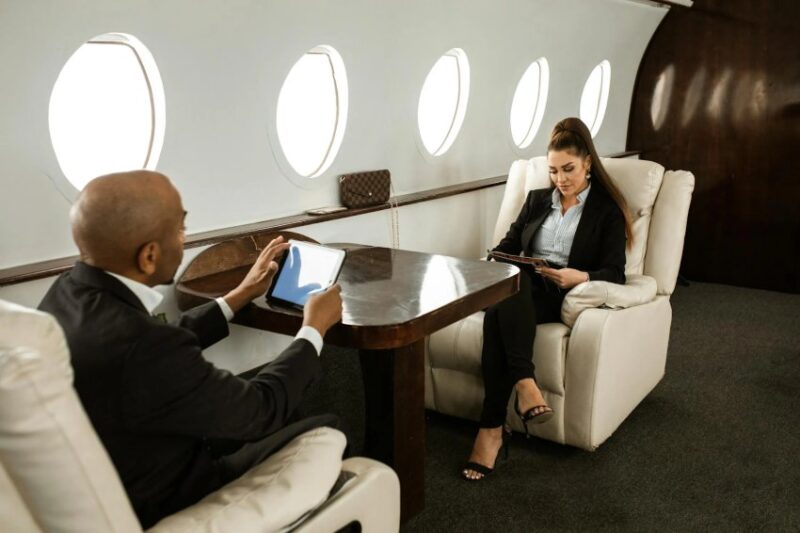 Ein Mann und eine Frau in einem Privatjet